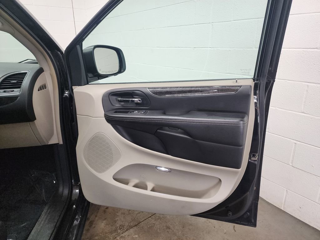 Used 2014 Chrysler Town & Country Touring image 28