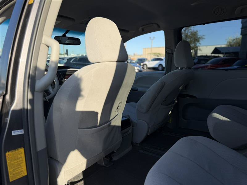 Used 2014 Toyota Sienna LE FWD image 23