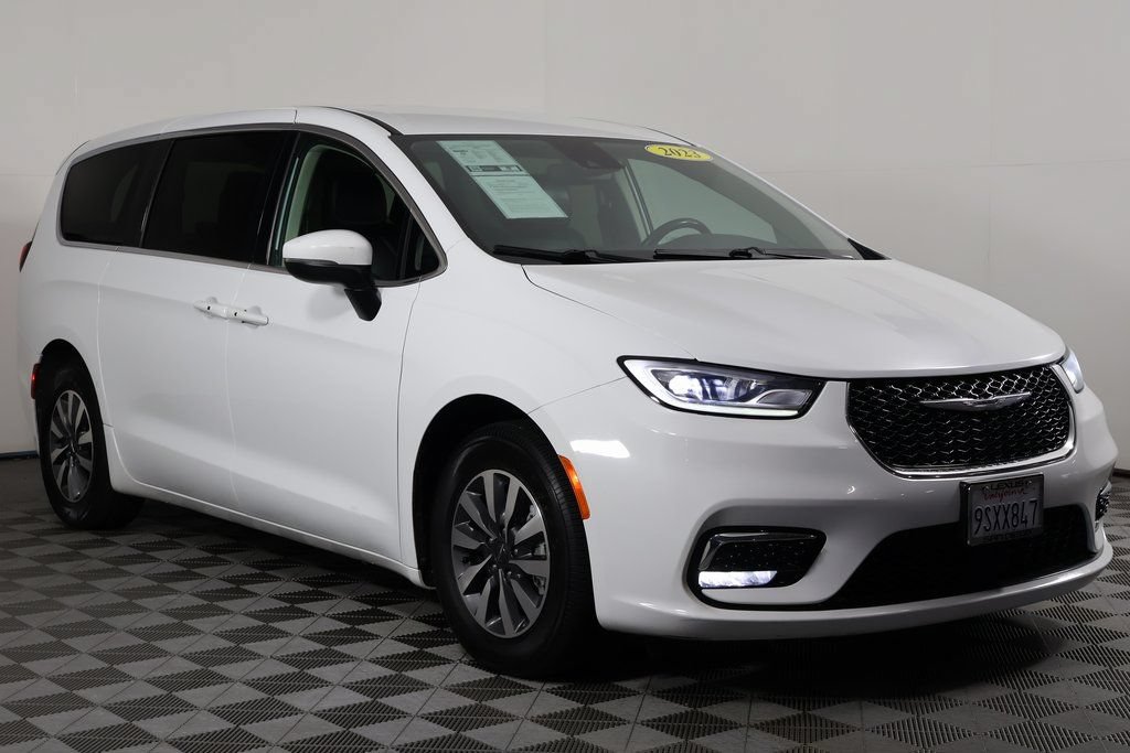 Used 2023 Chrysler Pacifica Touring-L FWD image 3