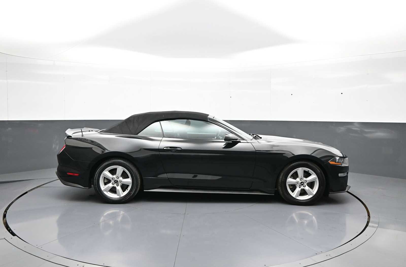 Used 2019 Ford Mustang Convertible RWD image 5