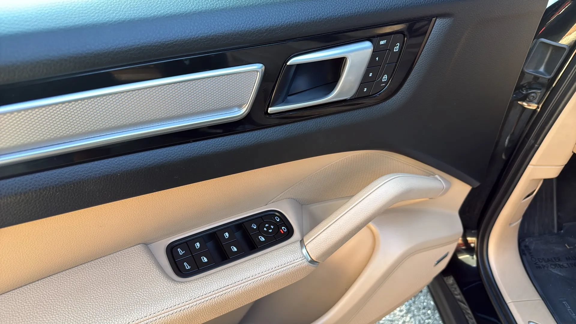 Used 2023 Porsche Cayenne Platinum Edition AWD/4WD image 14