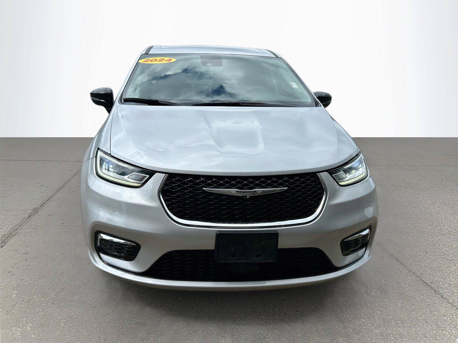 Used 2024 Chrysler Pacifica Touring-L FWD image 9