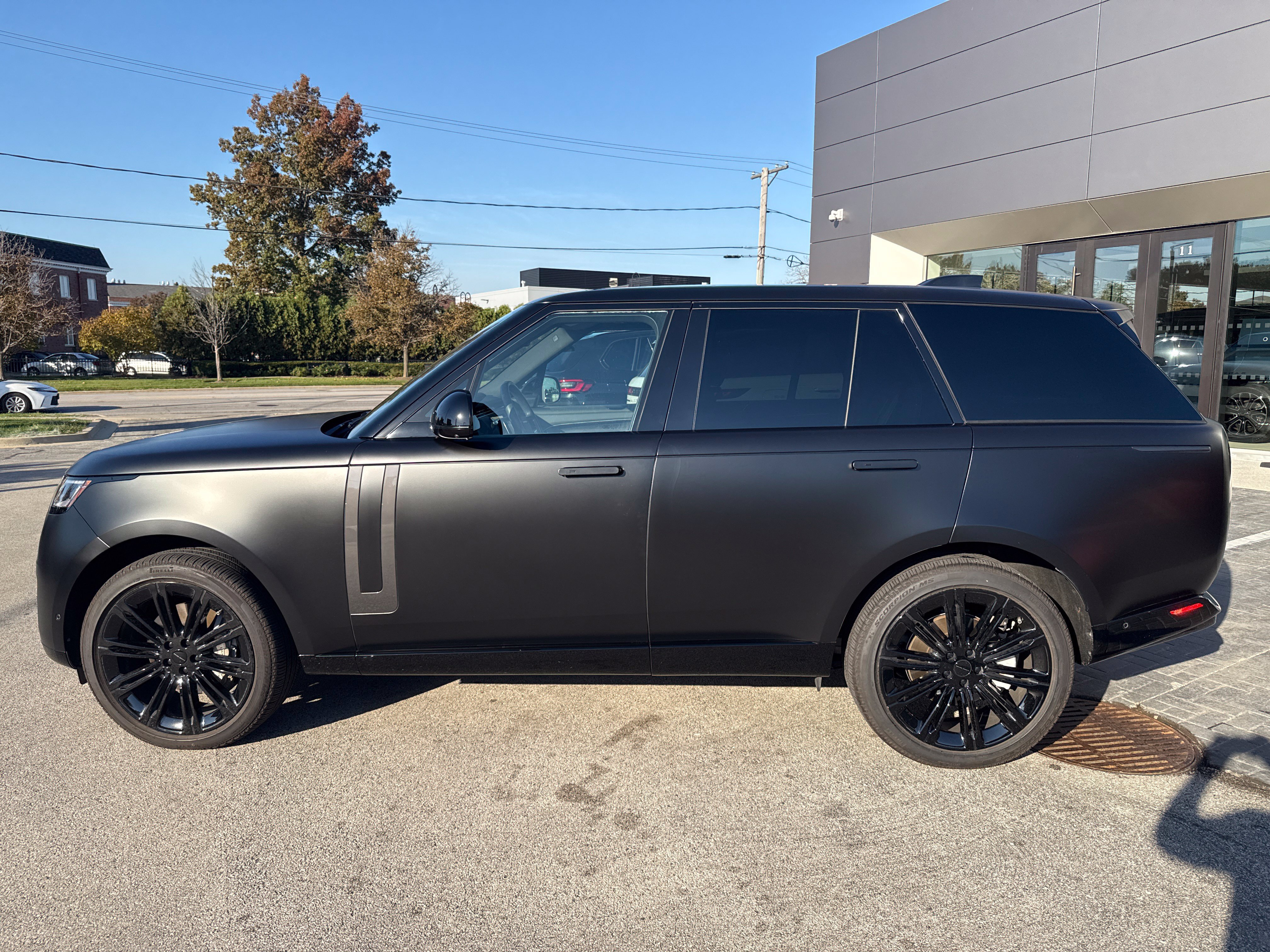 Used 2026 Land Rover Range Rover SE AWD/4WD image 2