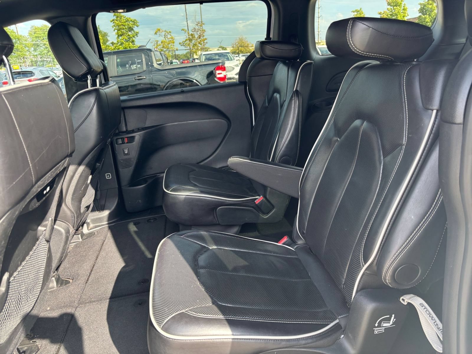 Used 2025 Chrysler Pacifica Limited FWD image 25