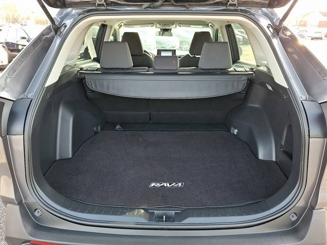 Used 2021 Toyota RAV4 XLE w/ Carpet Mat Package (TMS) image 33