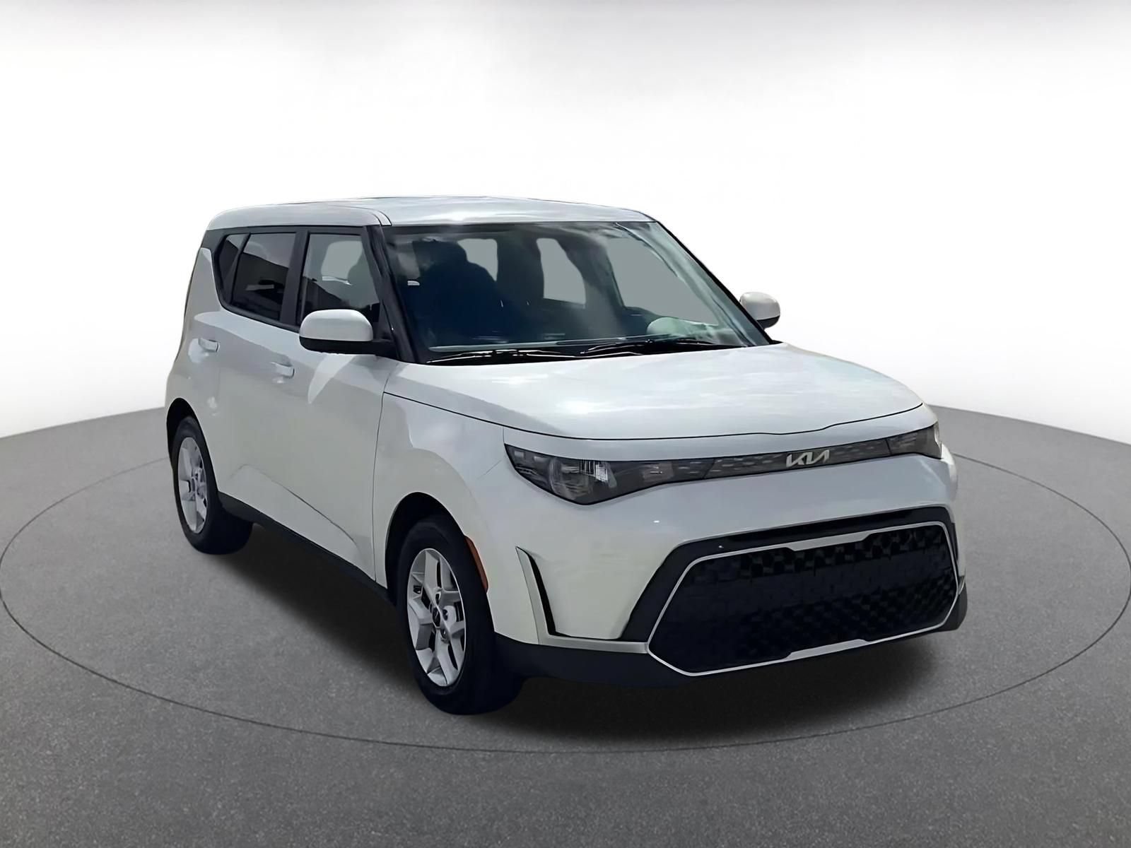 Used 2025 Kia Soul LX w/ LX Technology Package FWD image 3