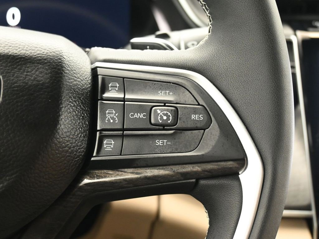 Used 2023 Jeep Grand Cherokee Limited image 21