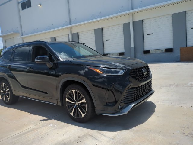 Used 2022 Toyota Highlander XSE FWD image 3
