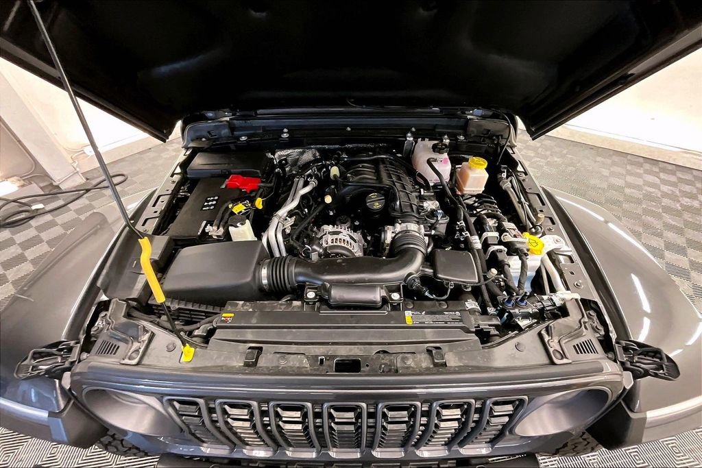 Used 2025 Jeep Gladiator Mojave AWD/4WD image 9