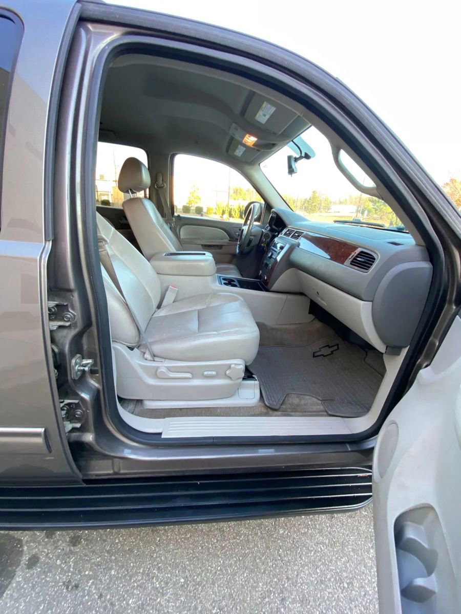 Used 2013 Chevrolet Suburban LT image 14