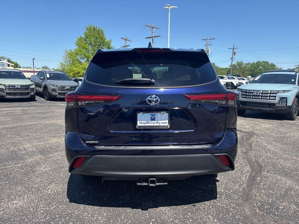 Used 2022 Toyota Highlander XLE AWD/4WD image 8