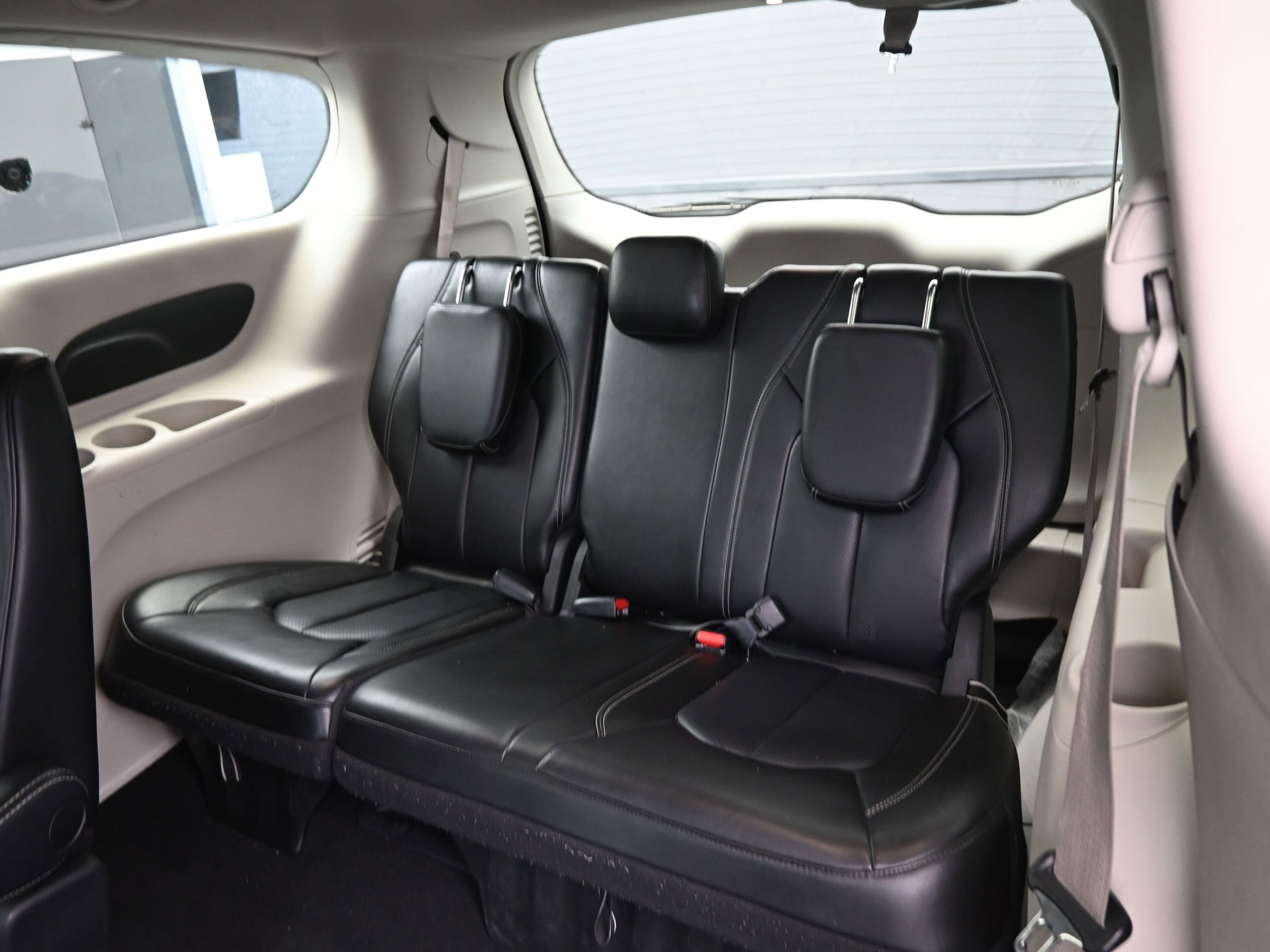 Used 2023 Chrysler Pacifica Touring-L image 17