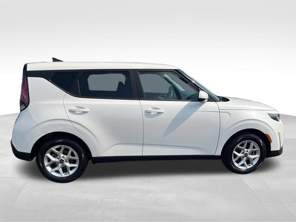 Used 2025 Kia Soul LX FWD image 6