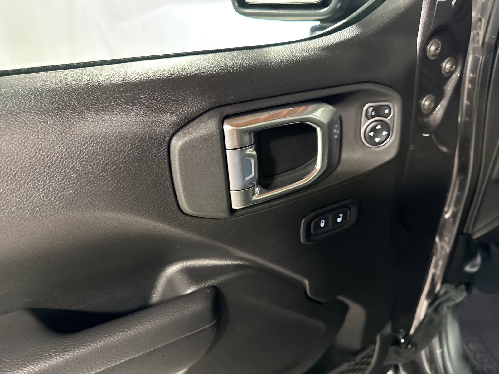 Used 2022 Jeep Wrangler Sport AWD/4WD image 16