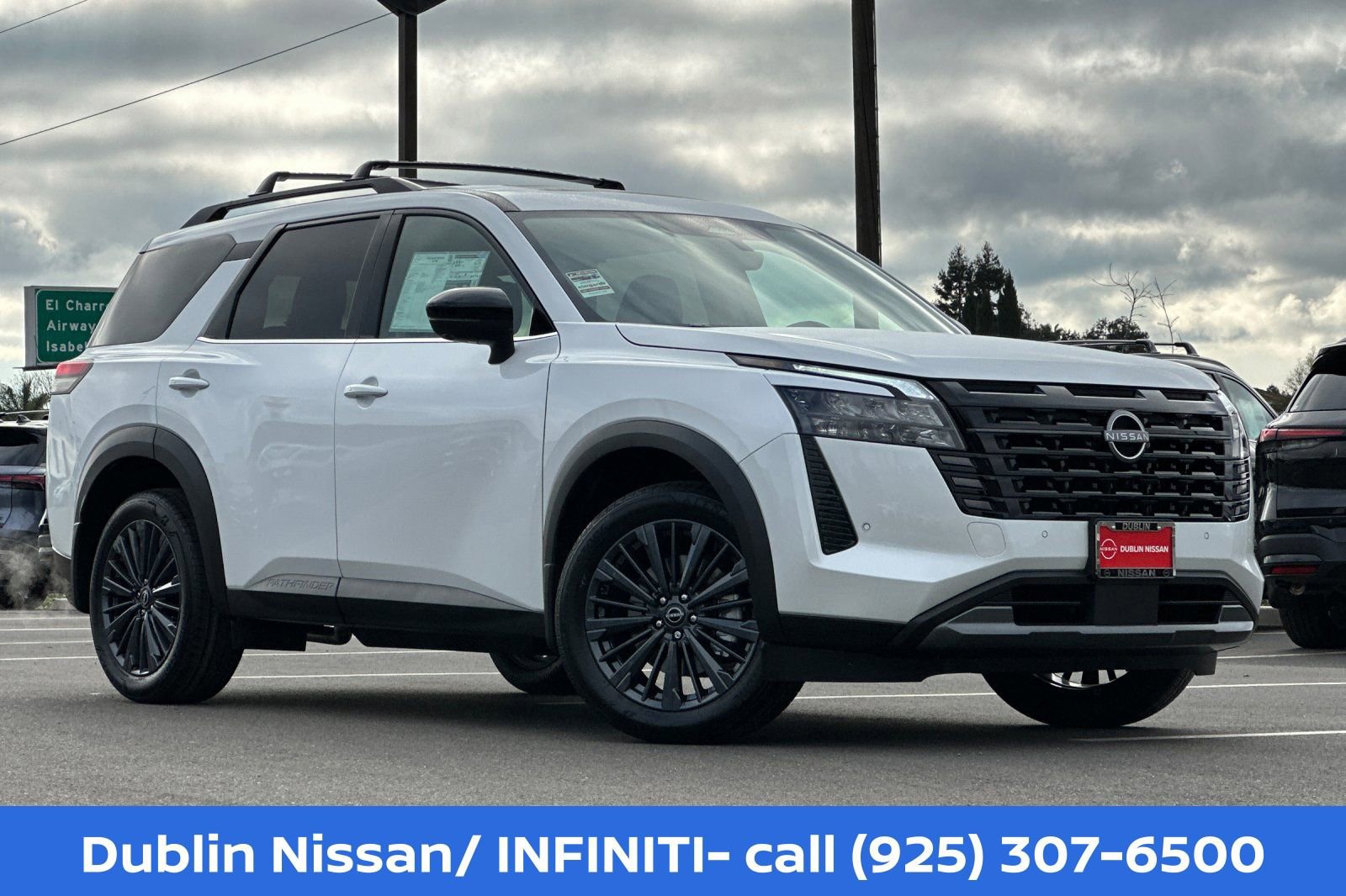 New 2026 Nissan Pathfinder SL w/ SL Premium Package AWD/4WD image 1