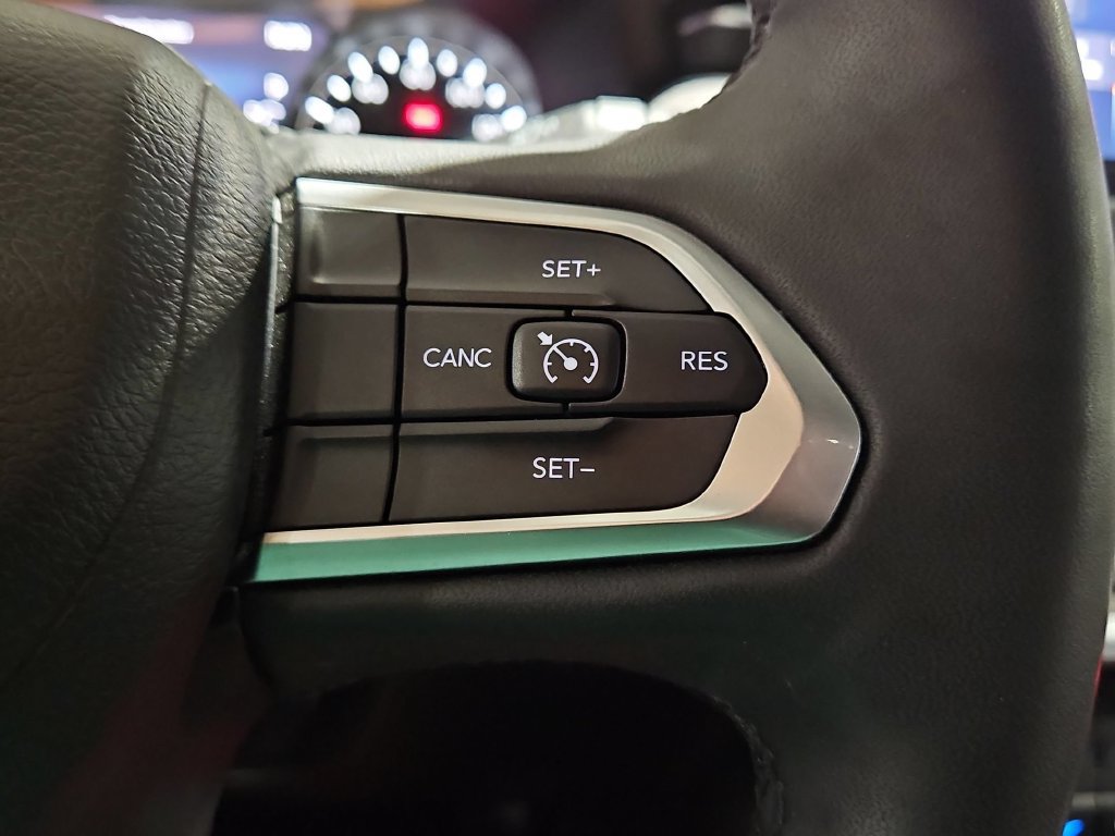 Used 2025 Jeep Compass Latitude w/ Sun & Sound Group AWD/4WD image 22