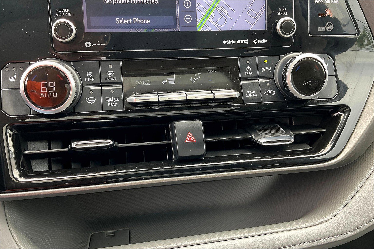 Used 2022 Toyota Highlander XLE AWD/4WD image 39