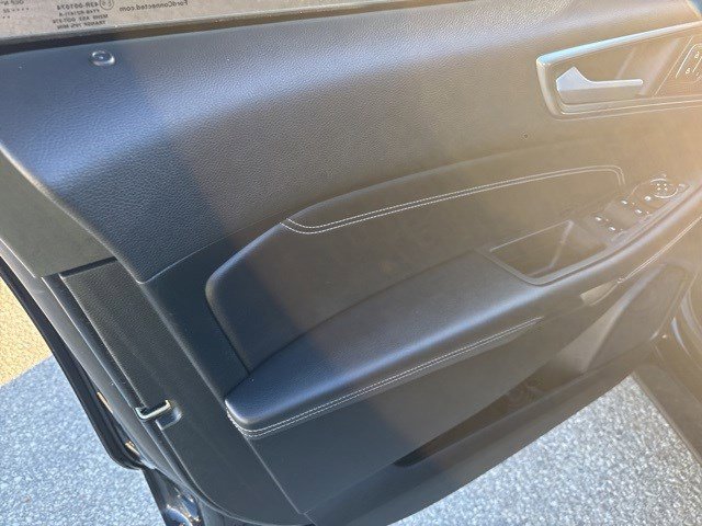 Used 2022 Ford Edge Titanium w/ Equipment Group 301A image 9