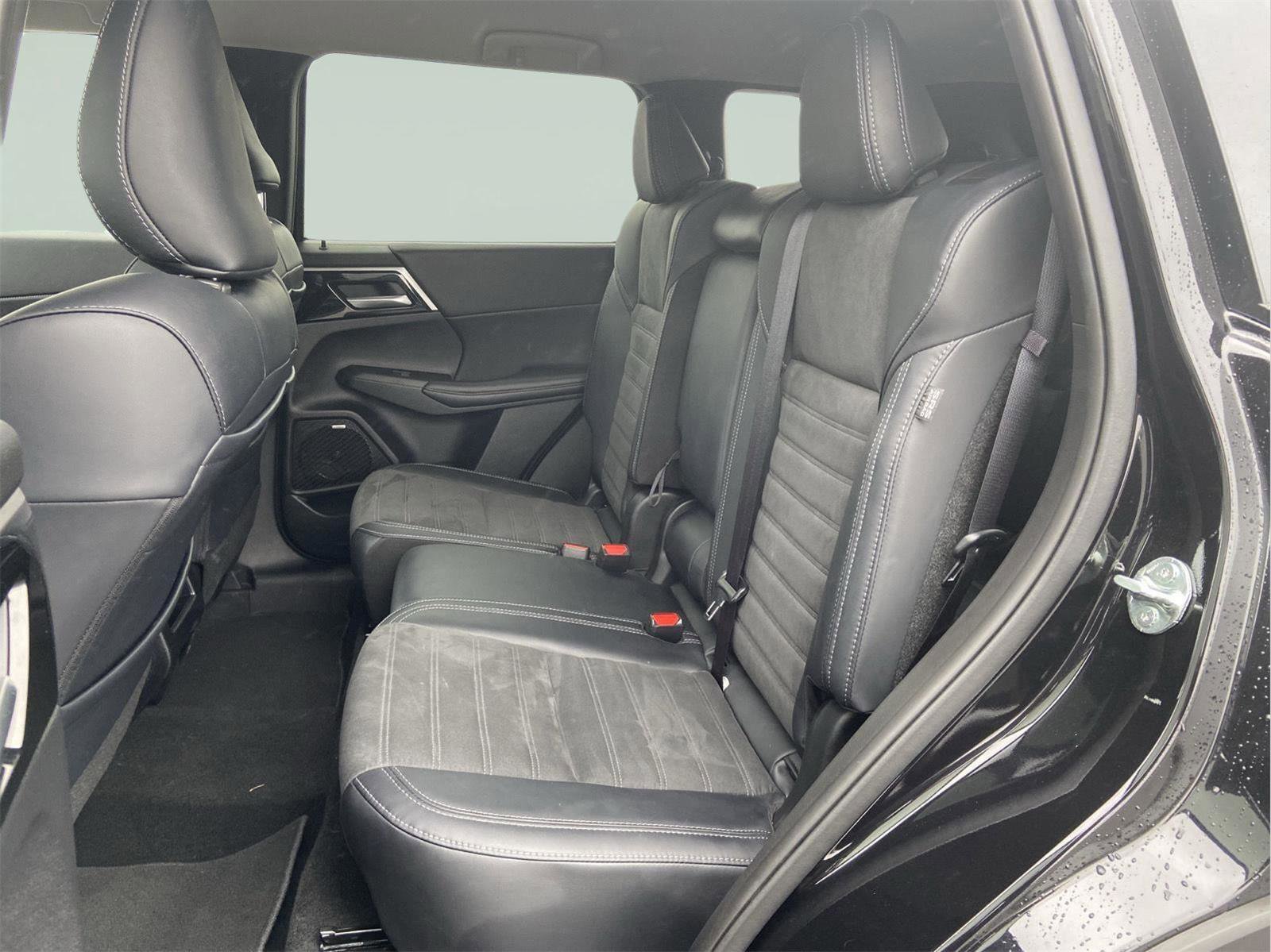 Used 2025 Mitsubishi Outlander SE image 51