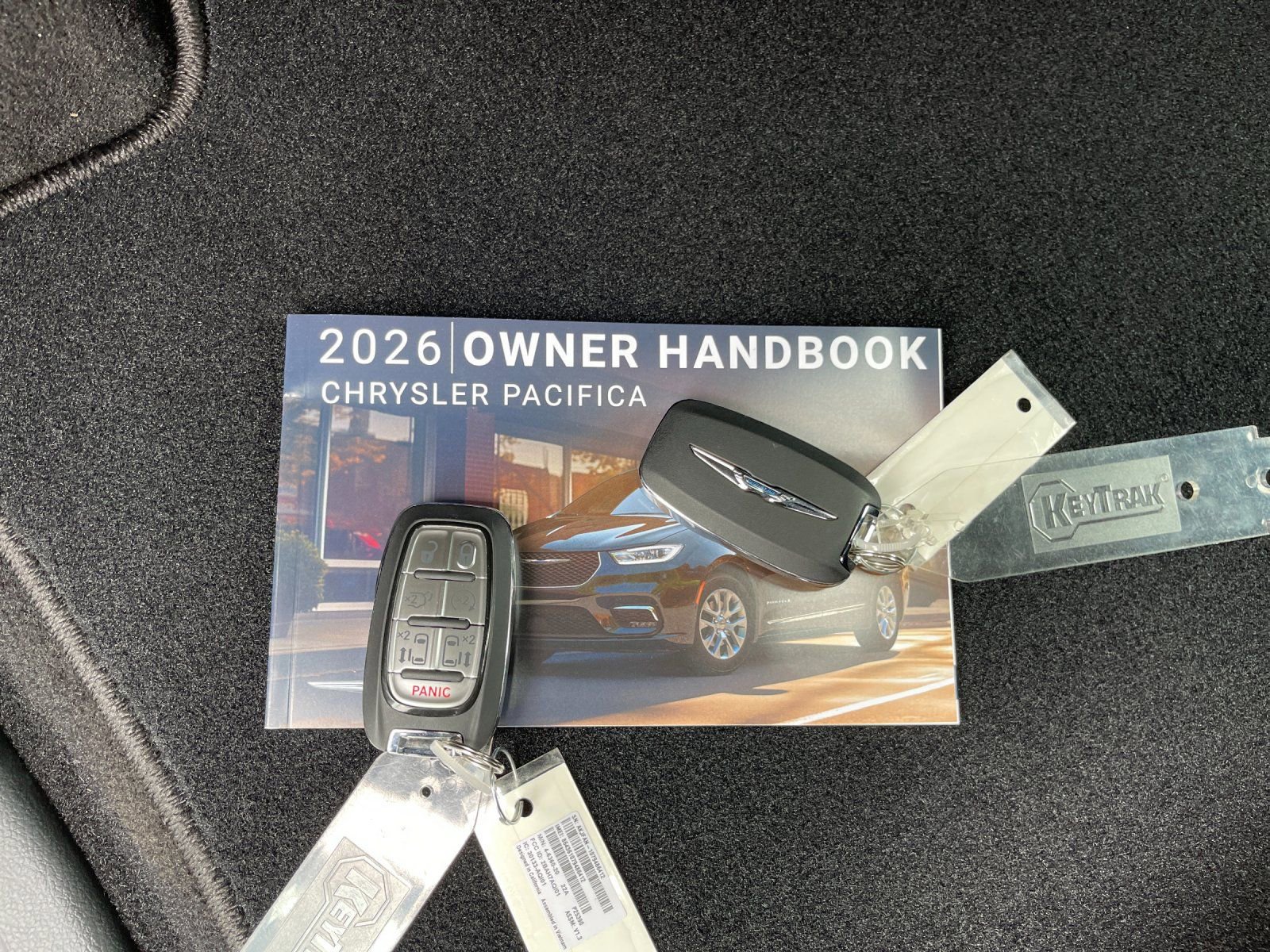 New 2026 Chrysler Pacifica Select AWD/4WD image 9