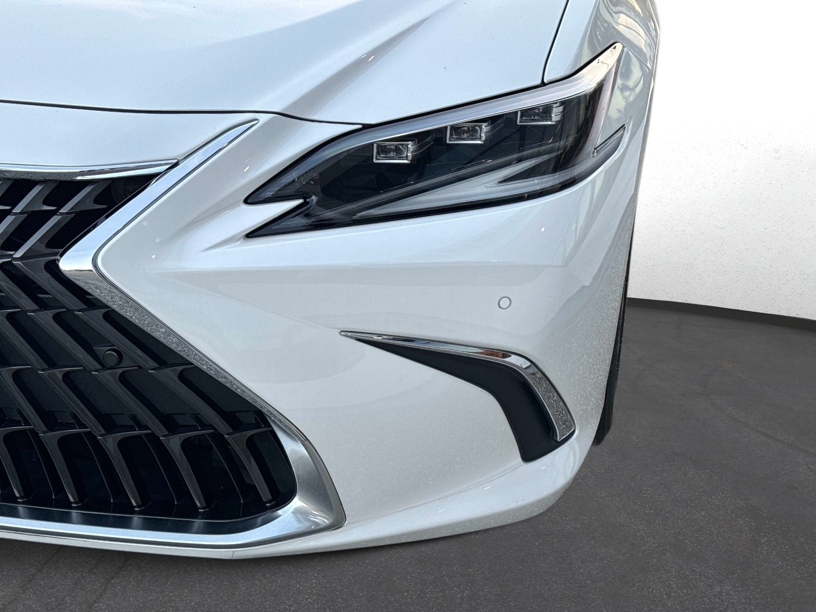 Certified 2022 Lexus ES 350 Ultra Luxury w/ Accessory Package FWD image 9