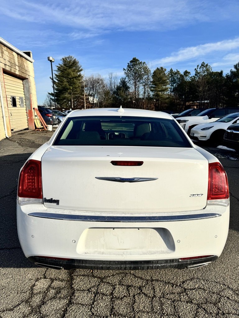 Used 2023 Chrysler 300 Touring w/ Safetytec Plus Group image 4