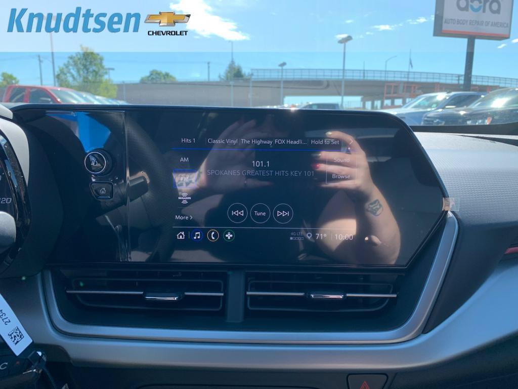 New 2026 Chevrolet Trax RS w/ Sunroof Package FWD image 24