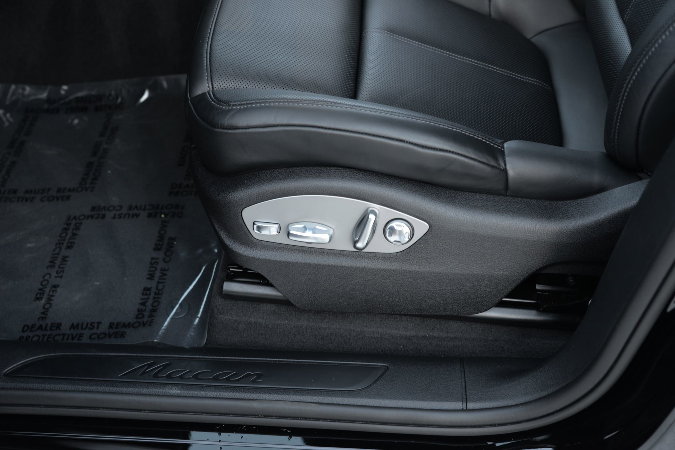 Certified 2025 Porsche Macan image 30