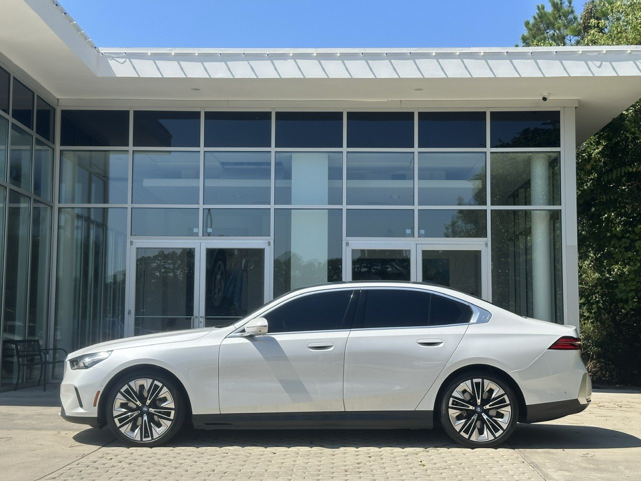 Used 2024 BMW i5 eDrive40i w/ M Sport Package RWD image 2