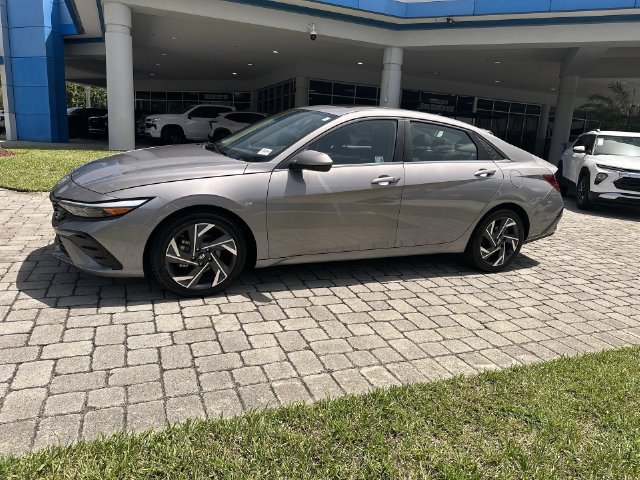 Used 2025 Hyundai Elantra SEL FWD image 21