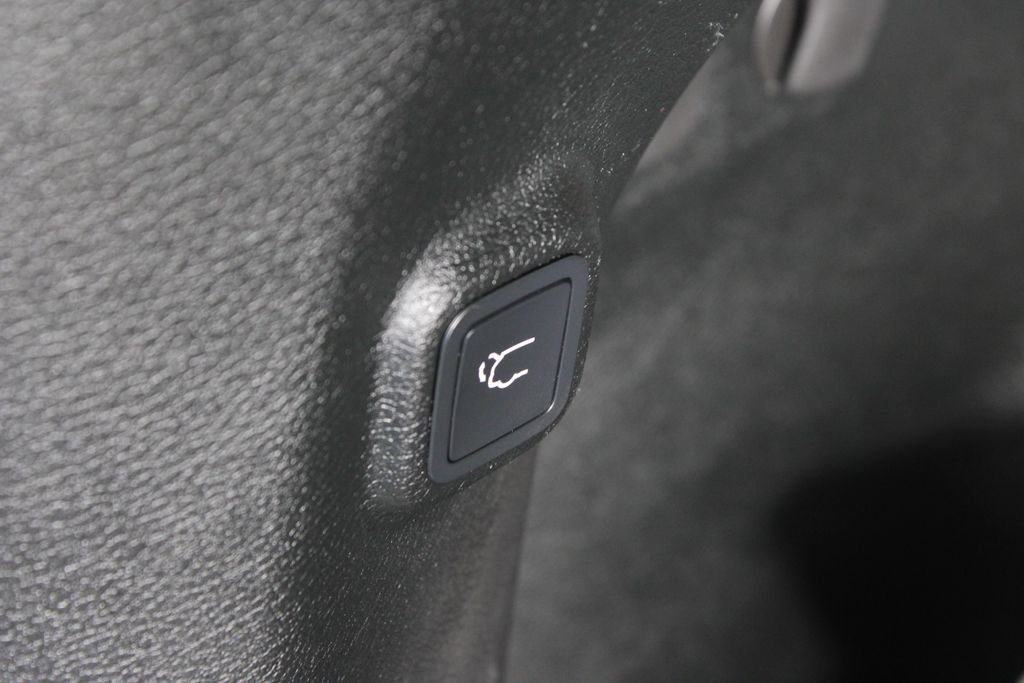 Used 2019 Jeep Cherokee Limited image 18