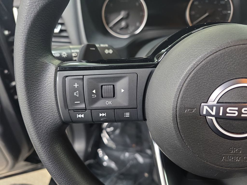 Used 2023 Nissan Rogue SV image 17