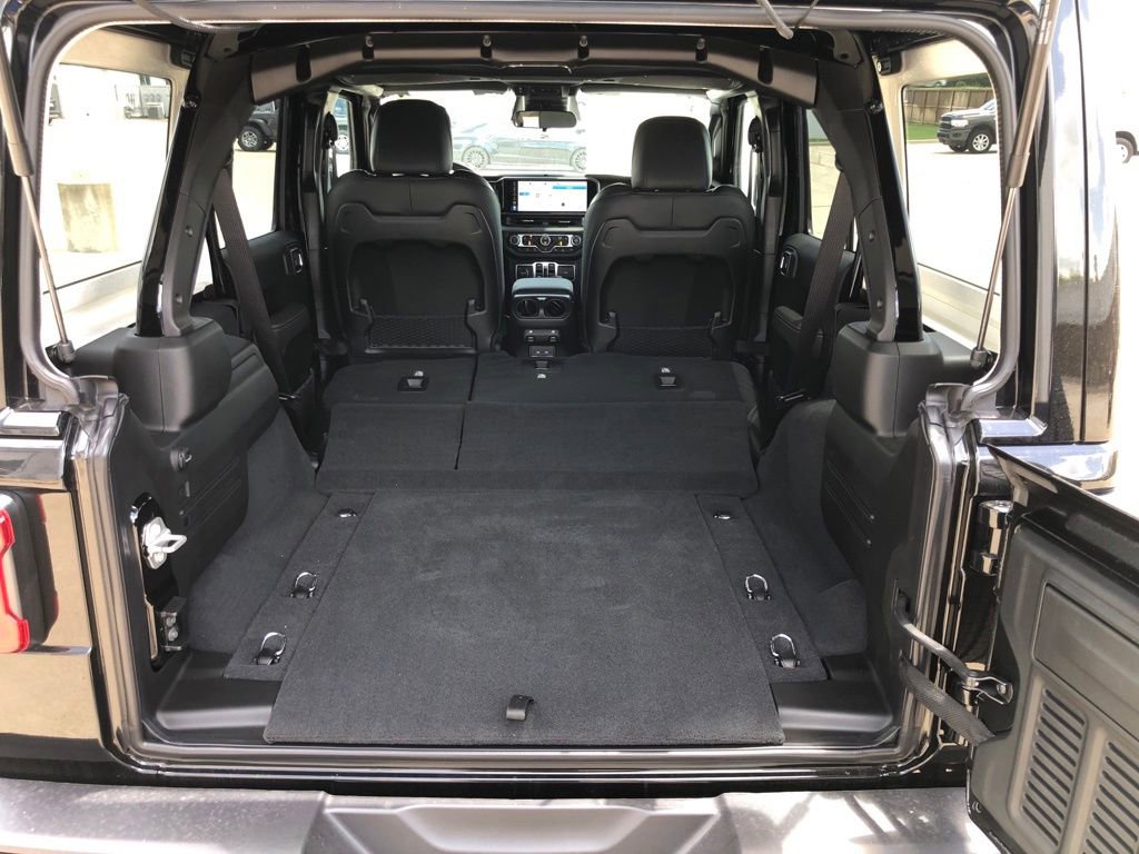 New 2025 Jeep Wrangler Unlimited Sahara w/ Safety Group AWD/4WD image 43