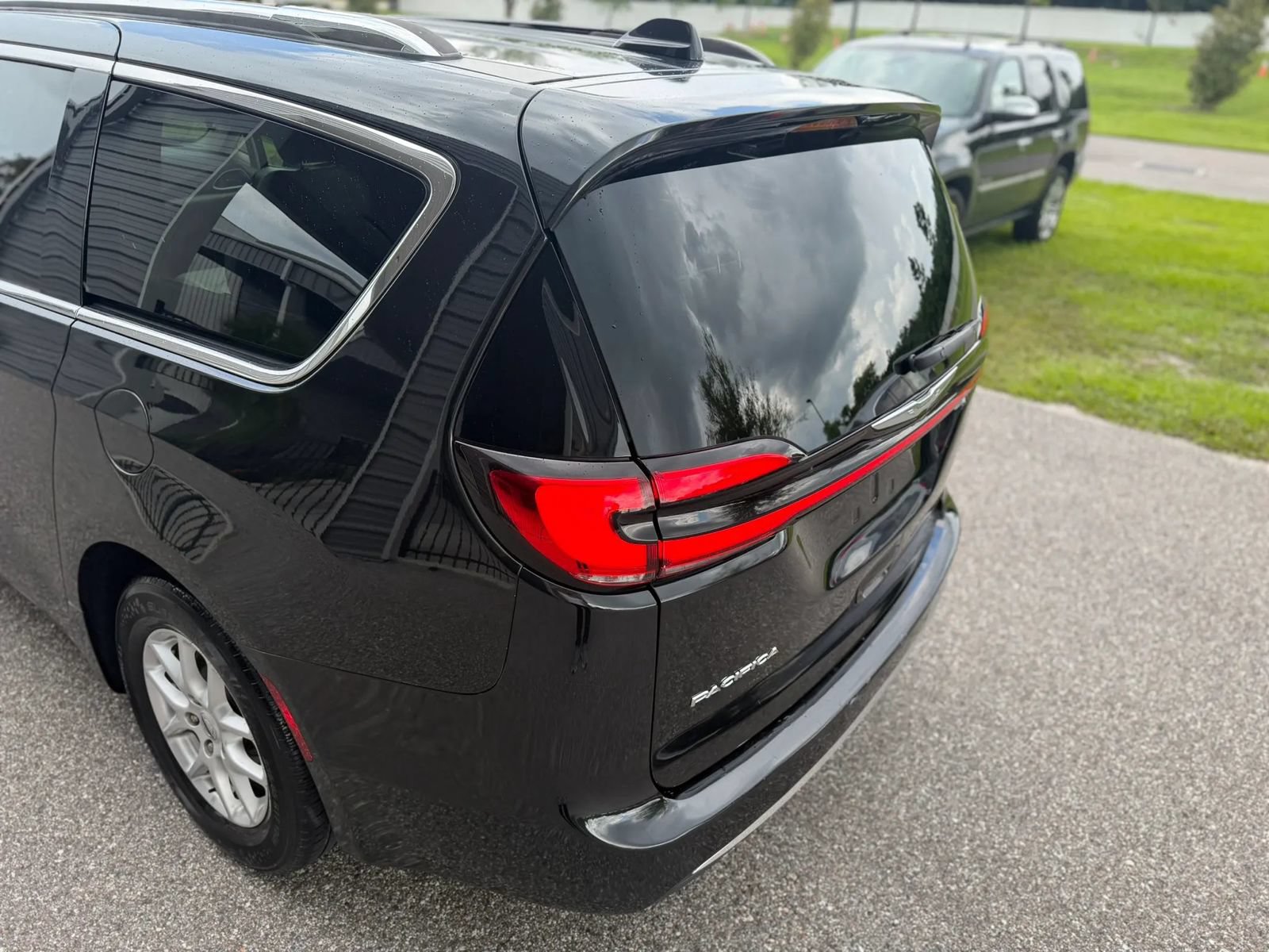 Used 2021 Chrysler Pacifica Touring-L FWD image 7