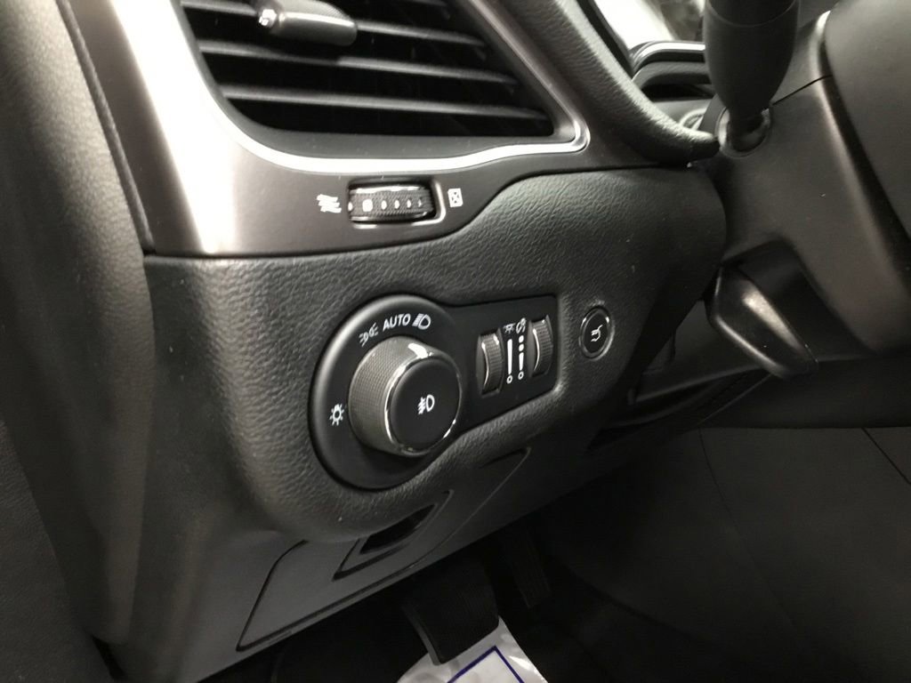 Used 2022 Jeep Cherokee Latitude w/ Comfort/Safety Group AWD/4WD image 9