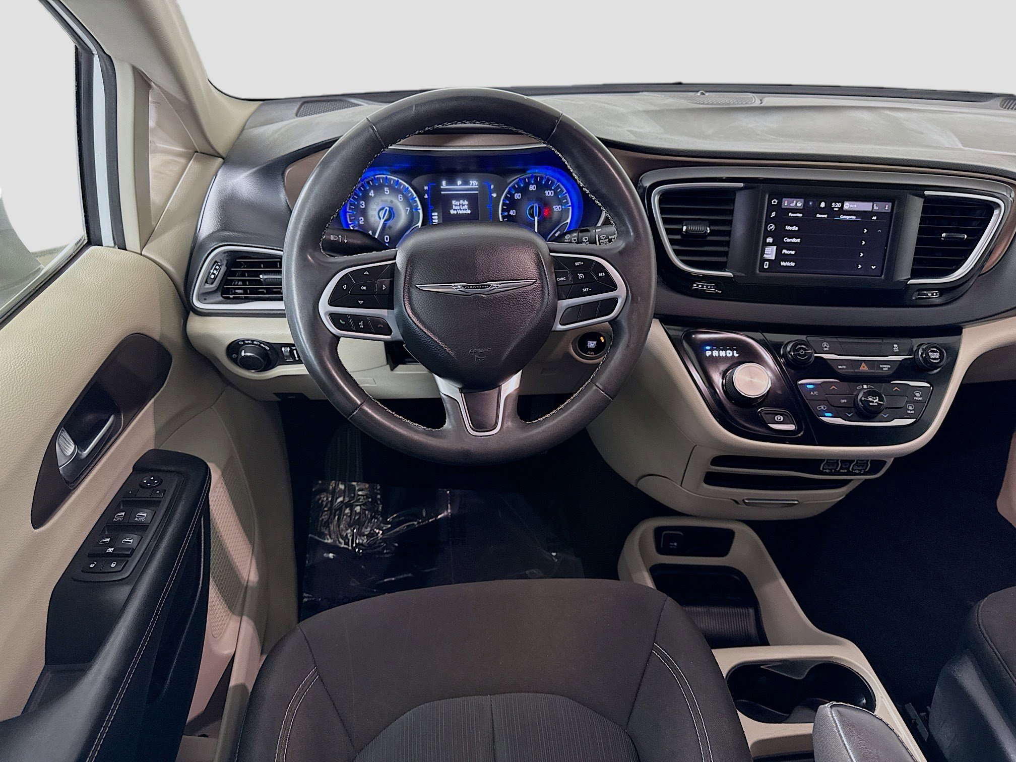 Used 2022 Chrysler Voyager LX FWD image 17