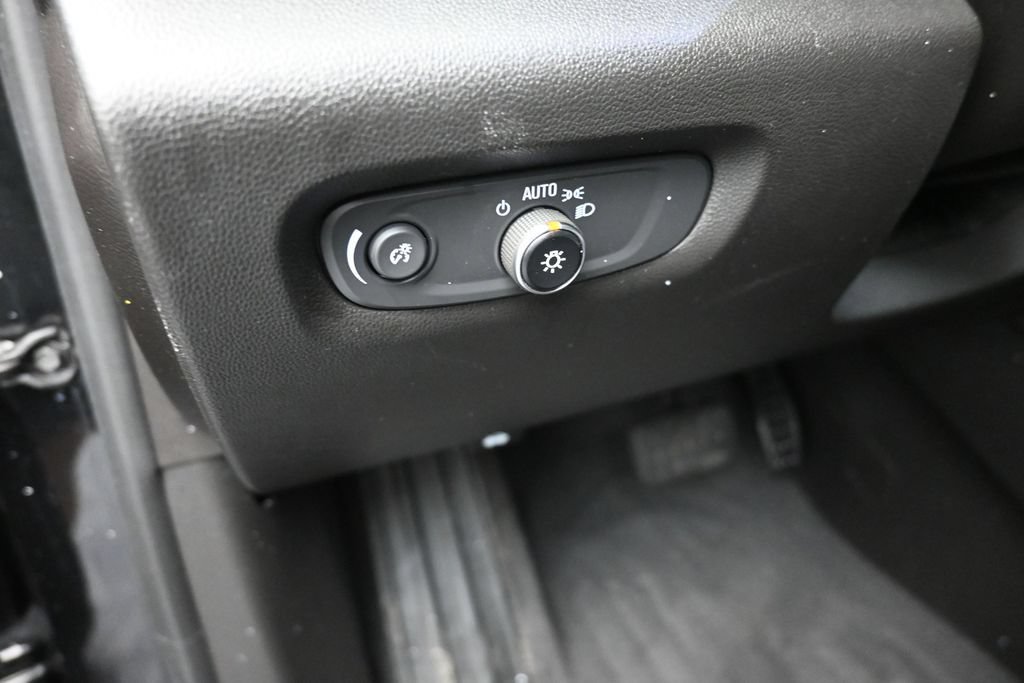 Used 2021 Chevrolet Traverse LS FWD image 13