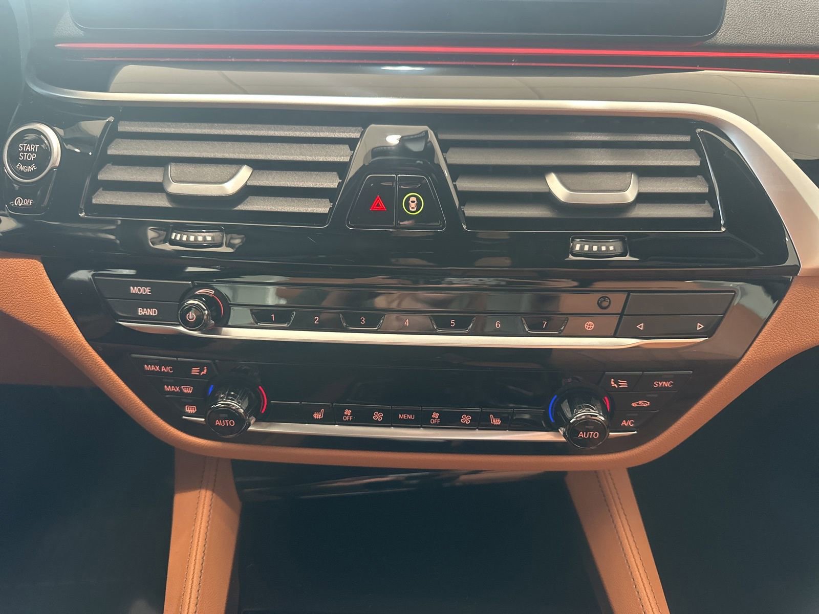 Used 2023 BMW M550i xDrive w/ Dynamic Handling Package image 25