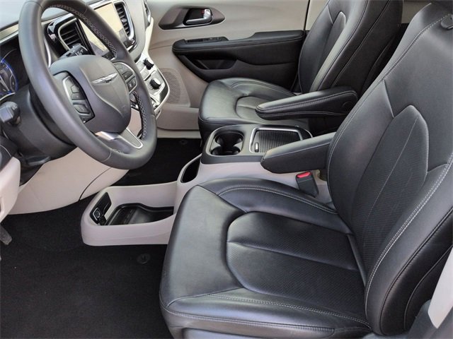 Used 2024 Chrysler Pacifica Touring-L image 12