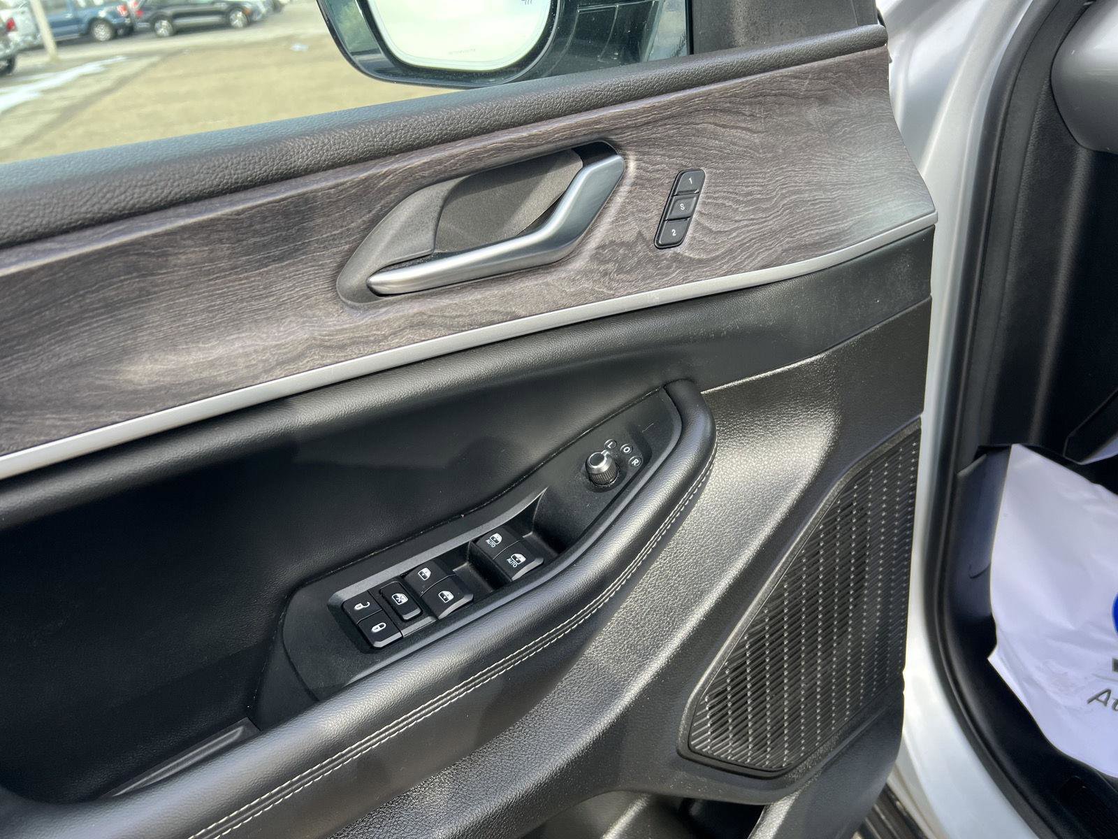 Used 2024 Jeep Grand Cherokee L Limited w/ Luxury Tech Group II image 12