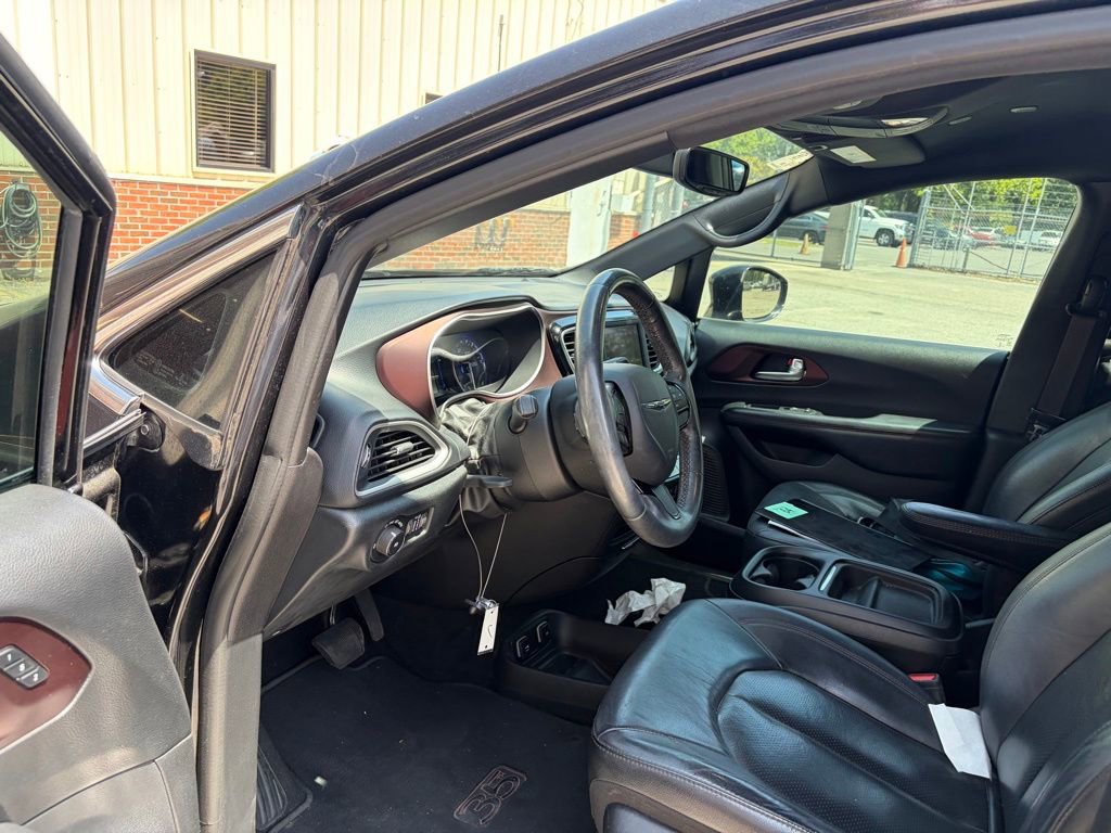 Used 2020 Chrysler Pacifica Touring-L FWD image 2