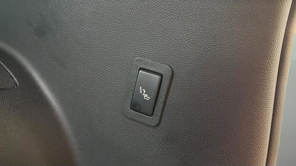 Used 2024 Chevrolet Suburban Z71 w/ Luxury Package image 21