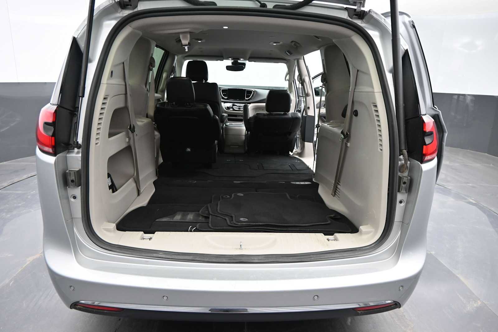 Used 2024 Chrysler Pacifica Touring-L FWD image 15