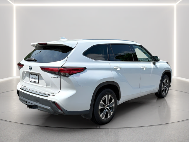 Used 2022 Toyota Highlander XLE AWD/4WD image 5