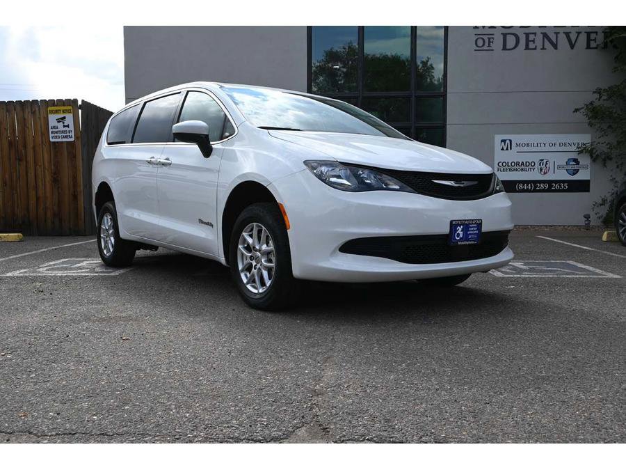 Used 2023 Chrysler Voyager LX image 3