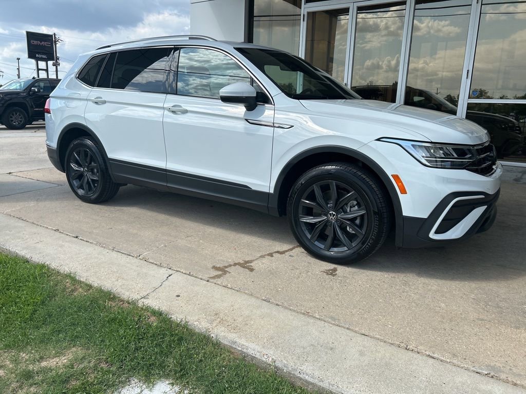 Used 2024 Volkswagen Tiguan SE w/ Panoramic Sunroof Package FWD image 2