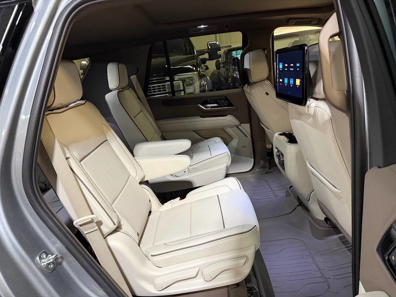 Used 2025 GMC Yukon Denali w/ Denali Reserve Package AWD/4WD image 19
