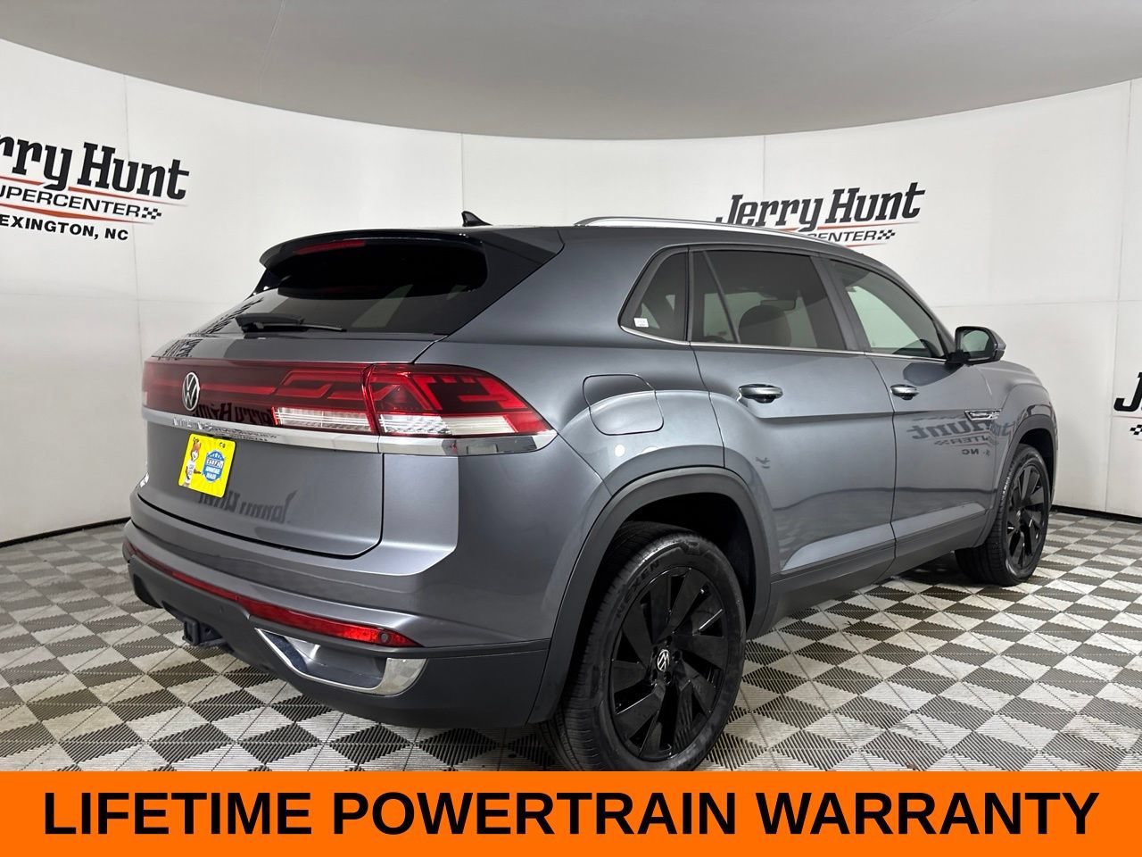 Used 2025 Volkswagen Atlas Cross Sport SE FWD image 5