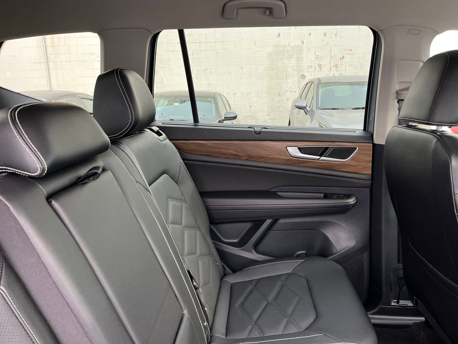 Used 2025 Volkswagen Atlas SE image 37