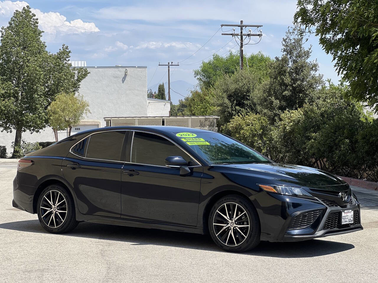 Used 2022 Toyota Camry SE image 2
